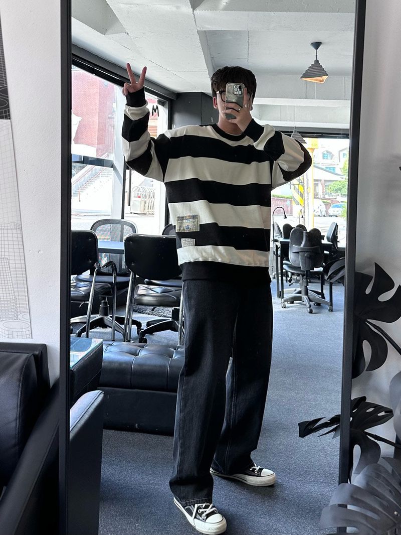 Mentor Patch Dangara Loose Fit Sweatshirt
