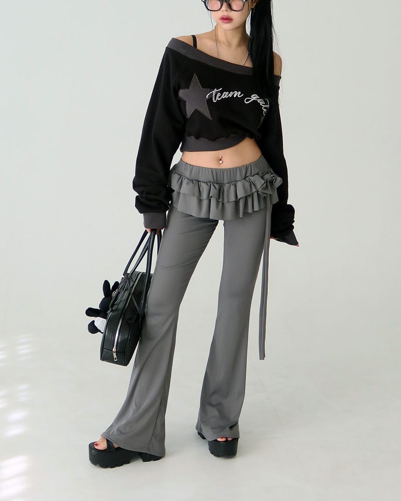 Star patch off-shoulder cropped sweatshirt
