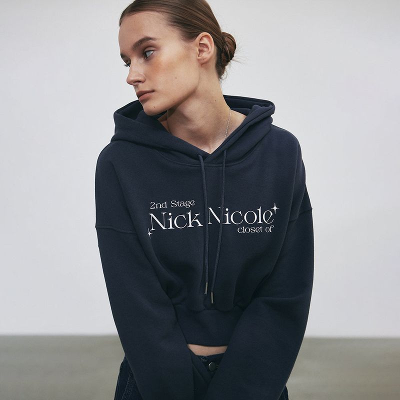 NICK&NICOLE(ニック&ニコール)の「NICOLE SIGNATURE LOGO CROP HOODY_NAVY(Tops)」