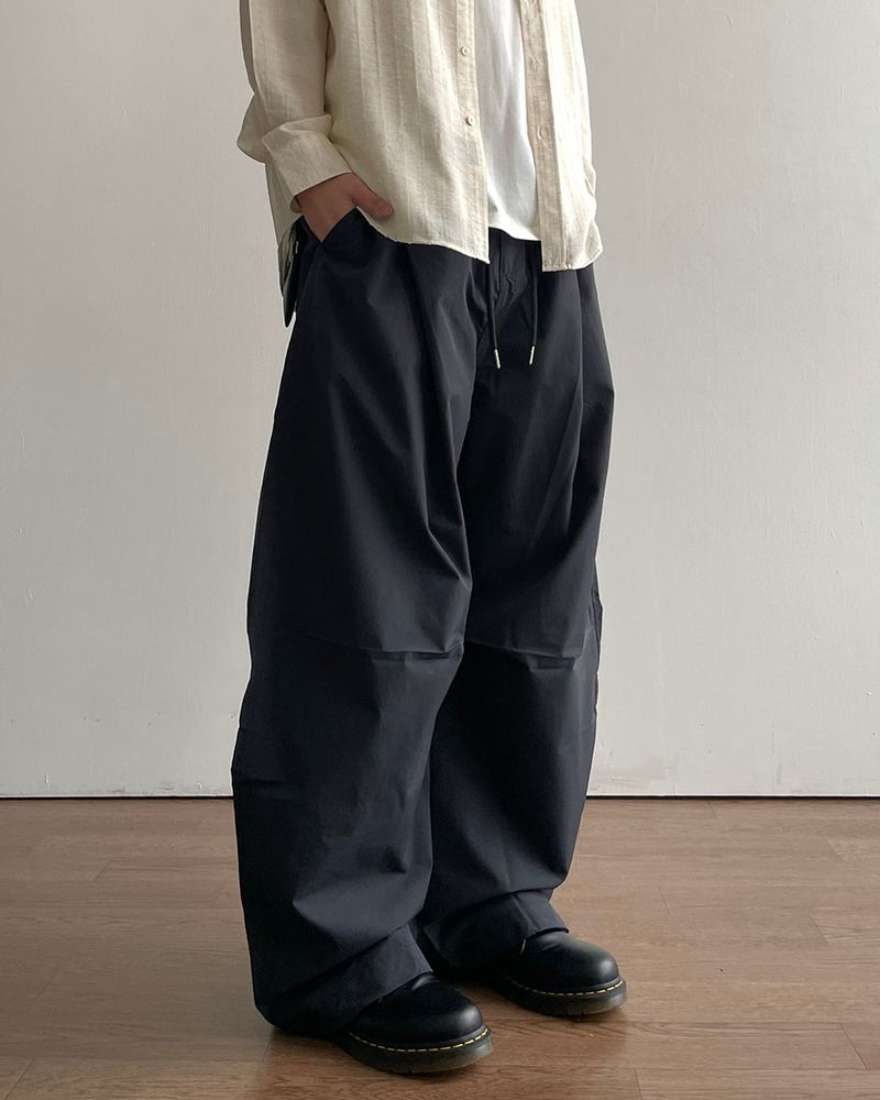 Light Pintuck Curved Pants