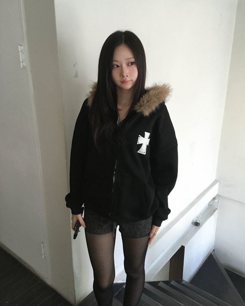 Cross fur hood jumper