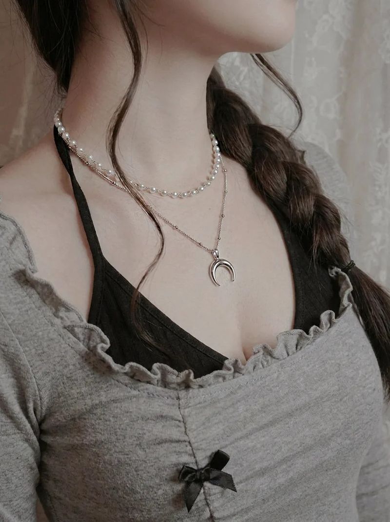 [Anti-tarnish/IDLE Shuhua Necklace] Upside Down Crescent Moon Pearl Layered Necklace - Silver
