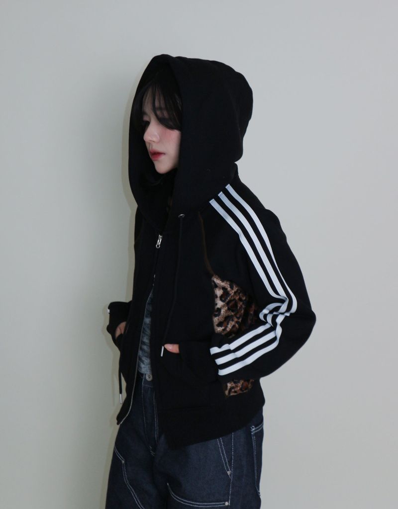 UZYOUNG（ユズヨン）の「Kai Leopard Coloring Two Lines Cropped Napping Hood Zip-Up (Napping Lining)（Jackets/Outerwear）」