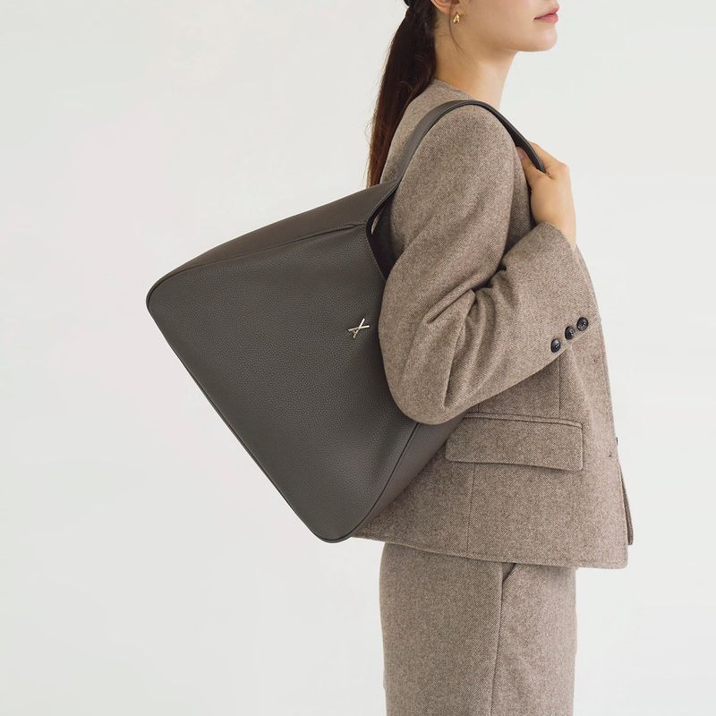 VARZAR（バザール）の「Vina Shoulder Bag Medium Gray（Bags）」