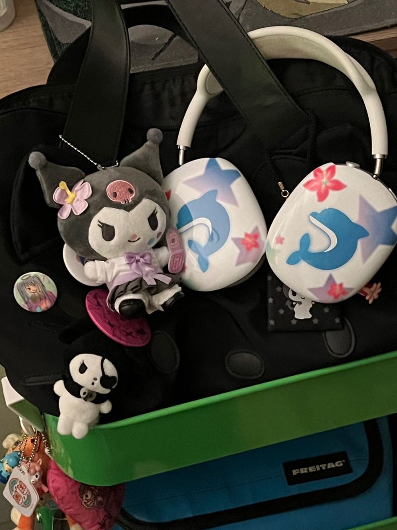 STAYBUBBLY（ステイバブリー）の「[MADE] ギャル ドロフィン AirPods Maxケース（スマホグッズ/小物）」