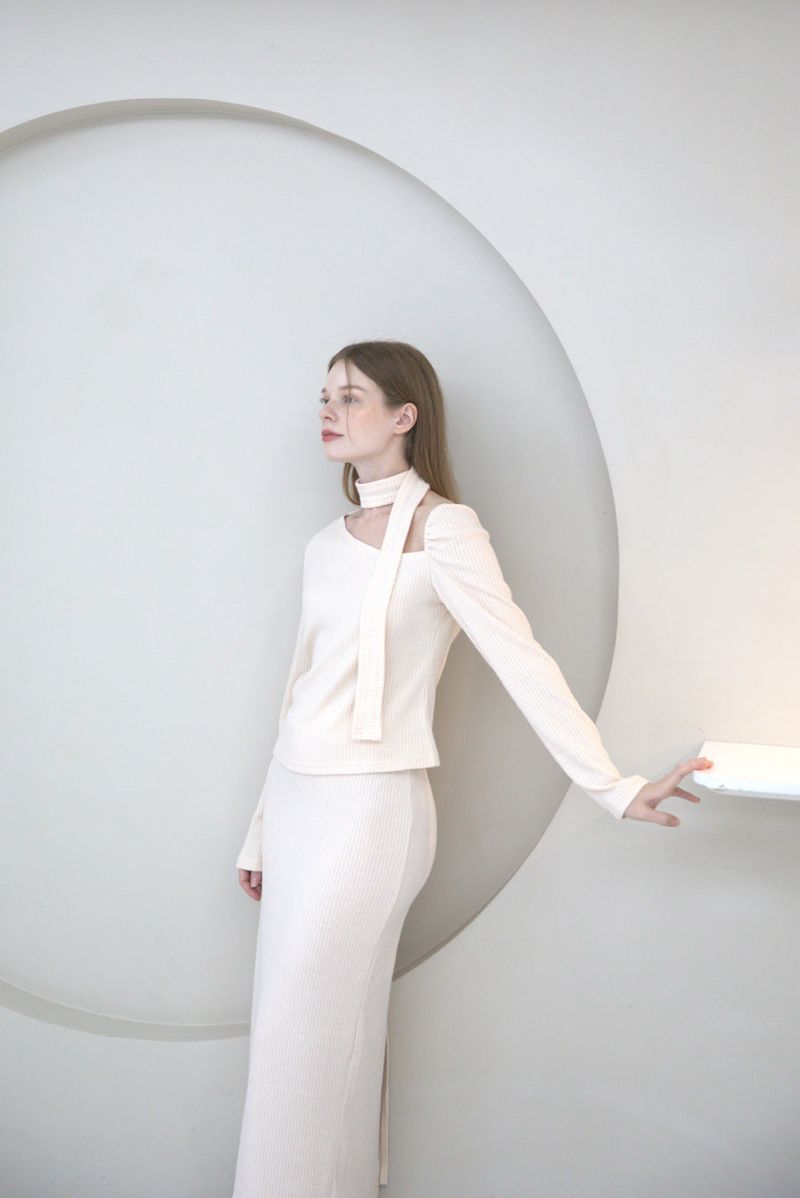 Back Slit Slim Skirt Cream