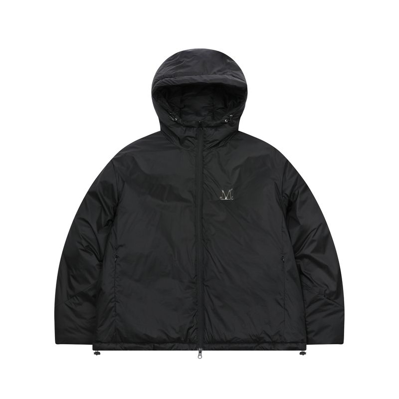 MUCENT（ムセント）の「PAWELLE METAL LOGO HEAVY WINTER SHORT PADDING UNISEX (2Color)（Jackets/Outerwear）」