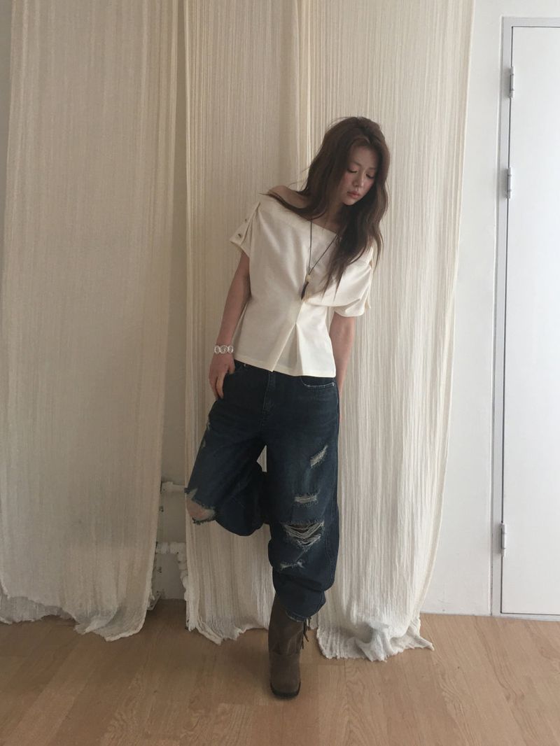 Danchu pintuck off-shoulder T