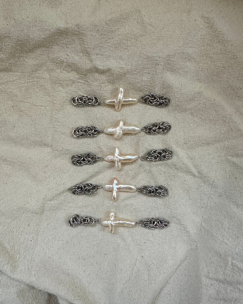 BUZZERBE（ブザービー）の「Cross Pearl and Chainmail Necklace (size: 2type)（Accessories）」