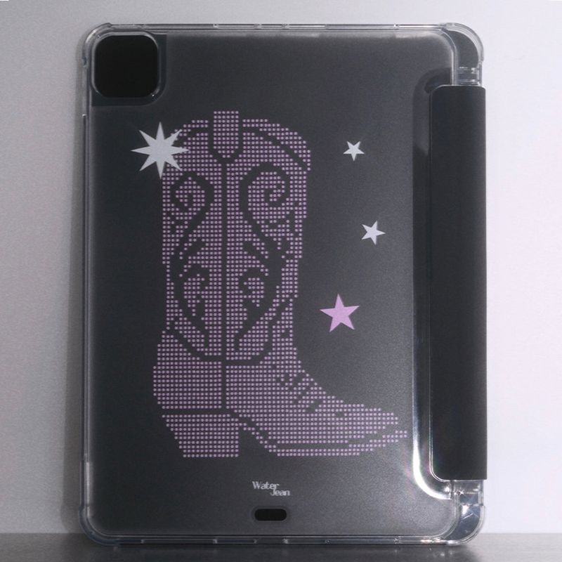 WATERJEAN（ウォータージン）の「[MADE] ベベブーツiPadケース (ブラックピンク)（スマホグッズ/小物）」