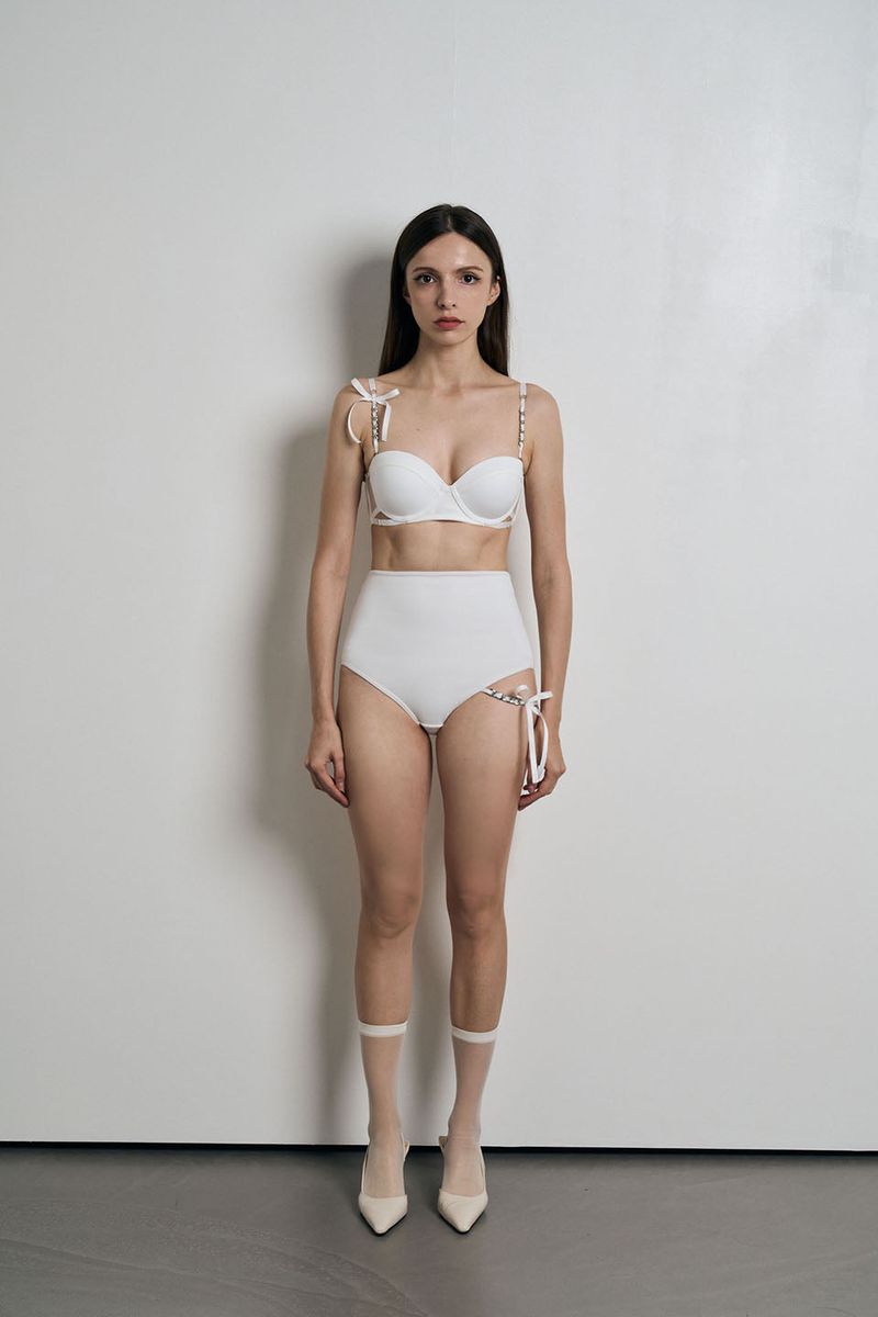 Chain Ribbon One Side High Bikini Panties (White)