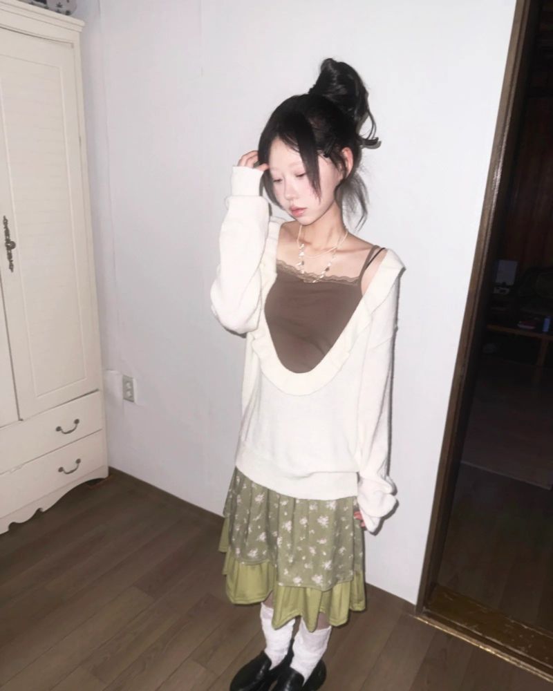 douchidouchi（ドウチドウチ）の「(3color) Frill Deep U-Neck Wool Knit（Tops）」