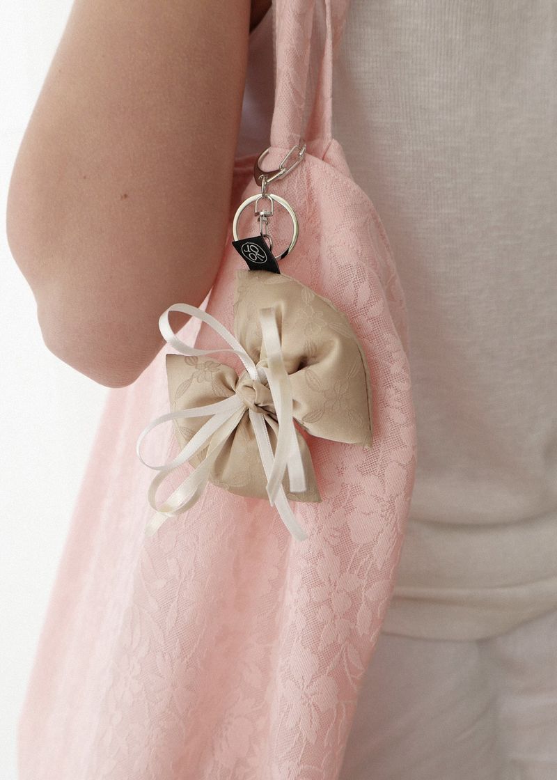 VOOR（ボル）の「Floral Satin Jacquard Ribbon Keyring_Beige（Toys/Key Holders）」