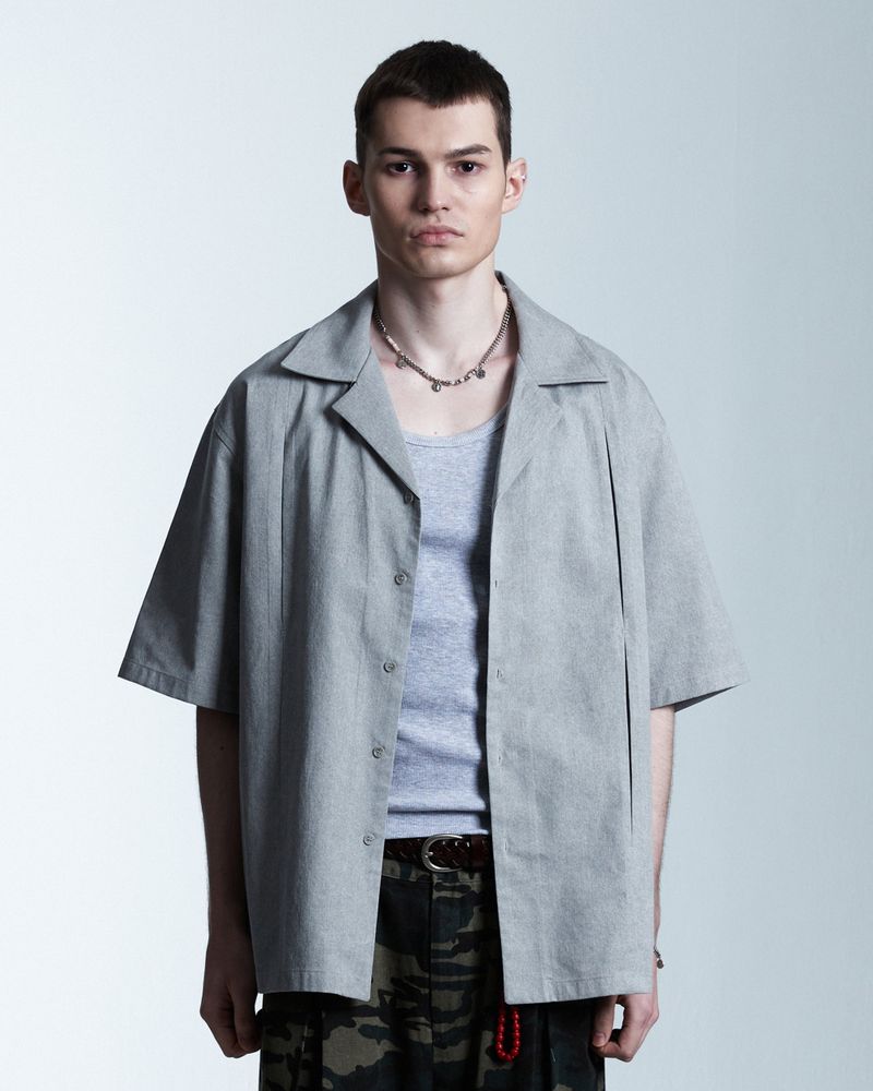 AAMBITION（アアンビション）の「インバーテッドプリーツハーフシャツ(Light-Grey)（トップス）」