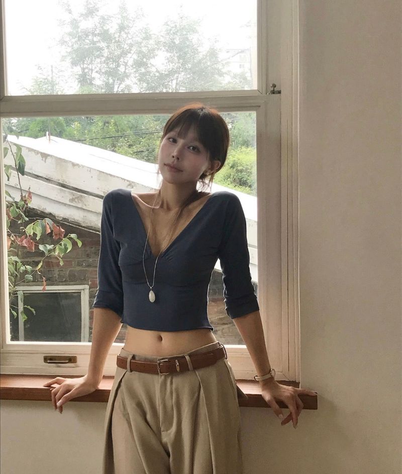 [ semi suede💙 ] daly deep-v glam 7 top