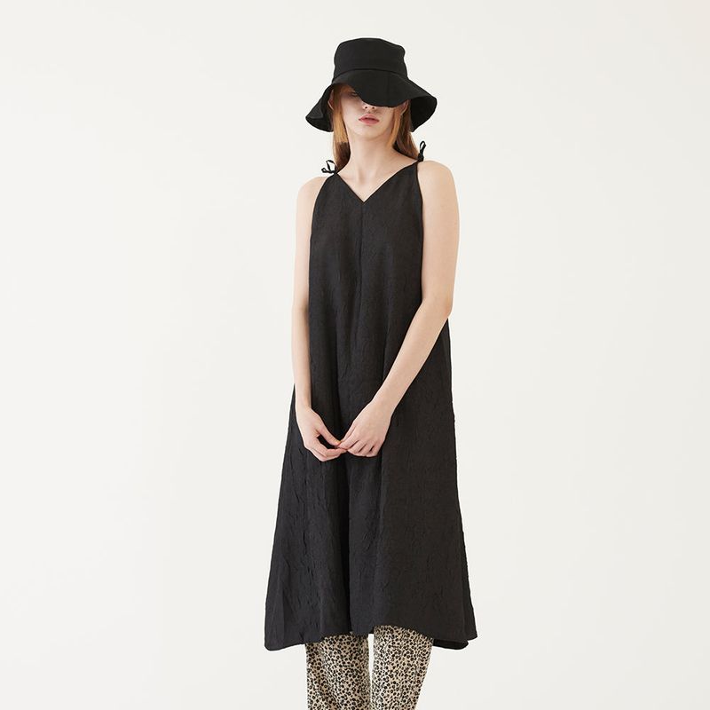 TMO BY 13MONTH(ティーエムオーバイサーティーンマンス)の「CASUAL SLEEVELESS DRESS (BLACK)(Dresses)」