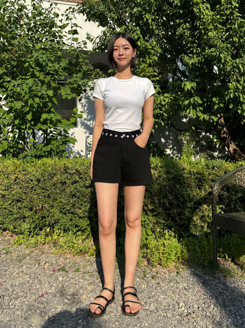 HEART EMBROIDERED BLACK DENIM SHORTS code 18206