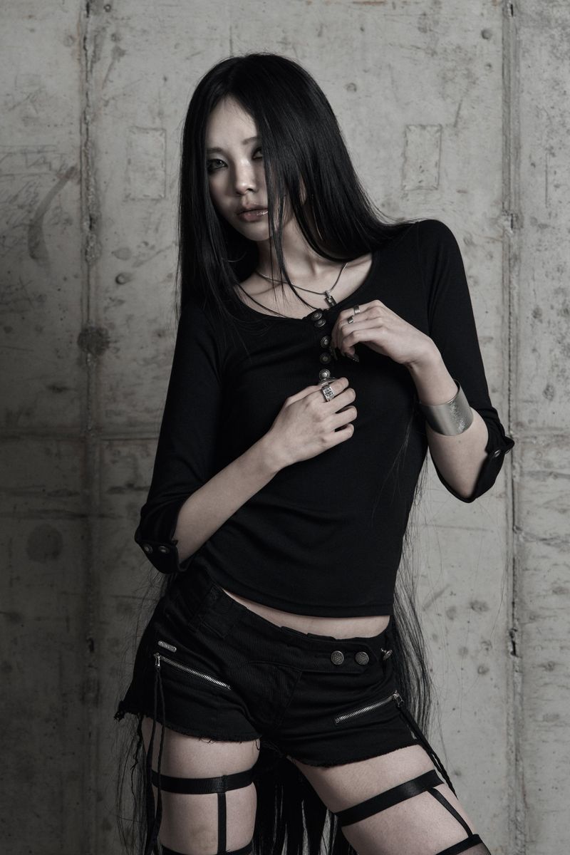 [label] metal button slim-fit half-sleeve top BLACK