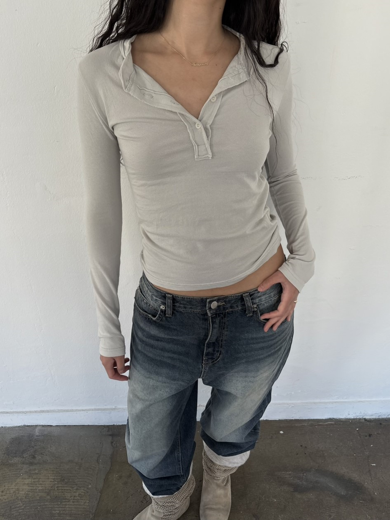 Things and stuff(シングス アンド スタッフ)の「Noi henly neck T-shirt(Tops)」