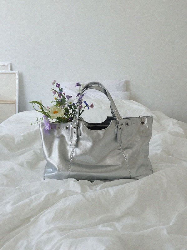 VIVIC（ビビク）の「GLOSSY SILVER SHOULDER TOTE BAG（Bags）」