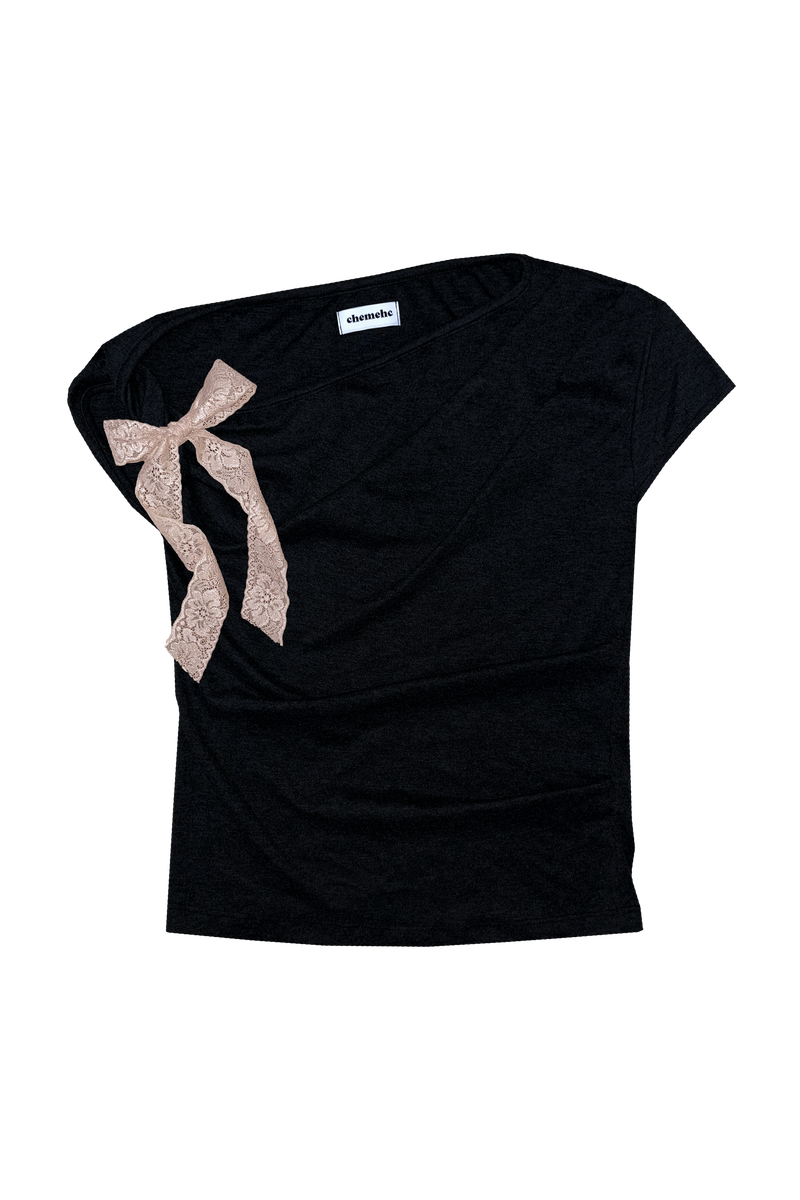 CHEMEHC（チェメッシ）の「ドレープドツイストリボンTシャツ  (BLACK)（トップス）」