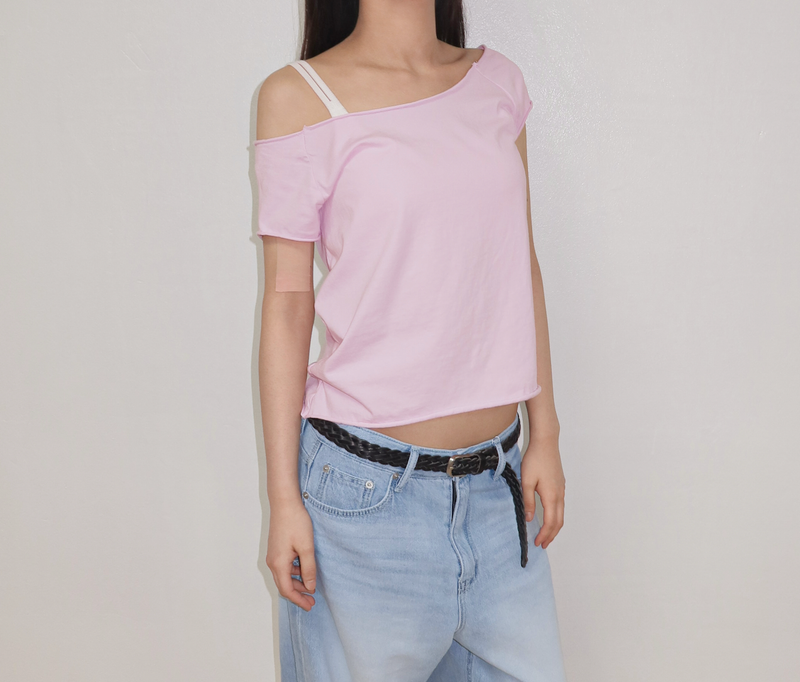 NOTHINGINCOMMON（ナッシングインコモン）の「도브 데끼 오프숄더 반팔티셔츠（Tops）」