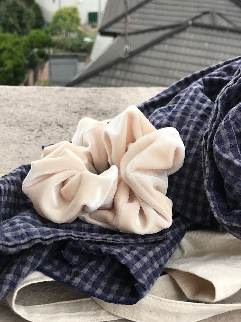 oar Vintage Velvet Volume Scrunchie [Ivory]