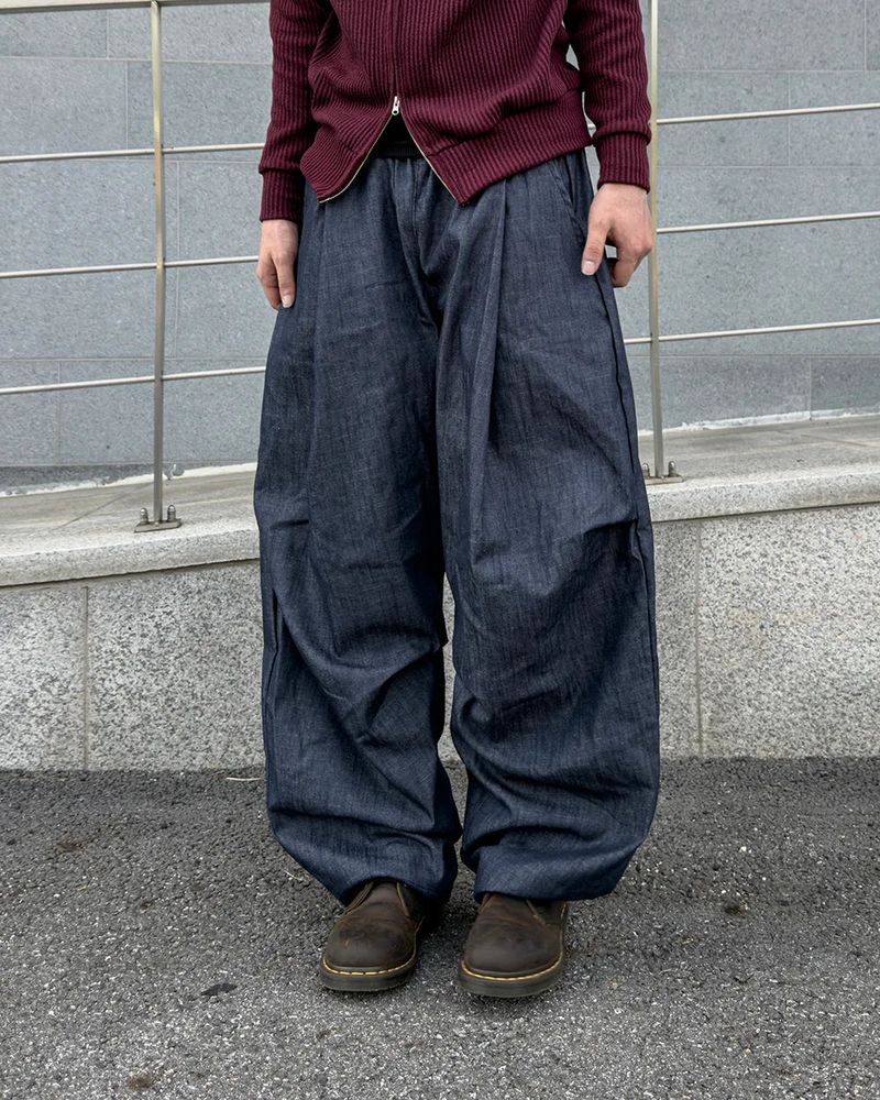 Howt Over Curved Denim Pants
