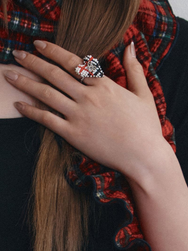 Eireve（エイレブ）の「BEADED TARTAN CHECK HEART RING (WHITE)（Accessories）」