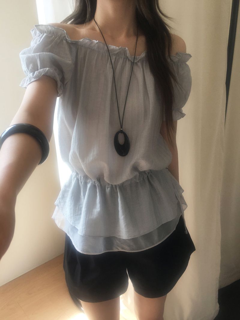 nobiyaka（ノビヤカ）の「Mellow off shoulder blouse（Tops）」