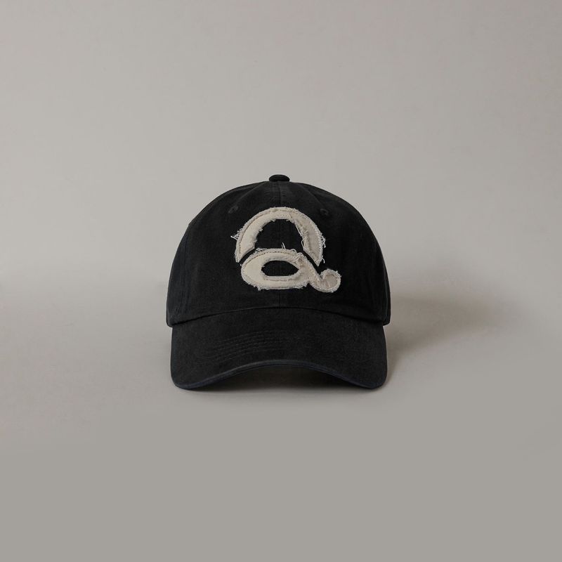 Q's（キューズ）の「ウォッシュドロゴボールキャップ (Black/White)（帽子）」