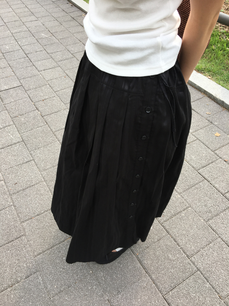 Aki Button Pleated Skirt (1color)