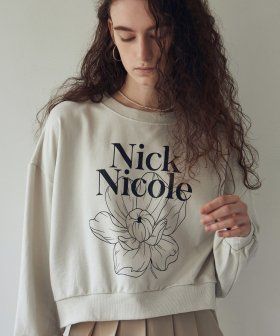 NICK&NICOLE（ニック＆ニコール）の「NICOLE NARCISSUS FLOWER CROP SWEATSHIRT_CREAM（Tops）」