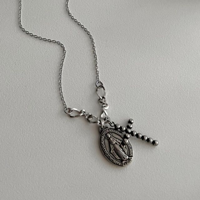Acer rojo(アセルロジョ)の「msi Bold Oval Maria Cross Unique Necklace(Accessories)」