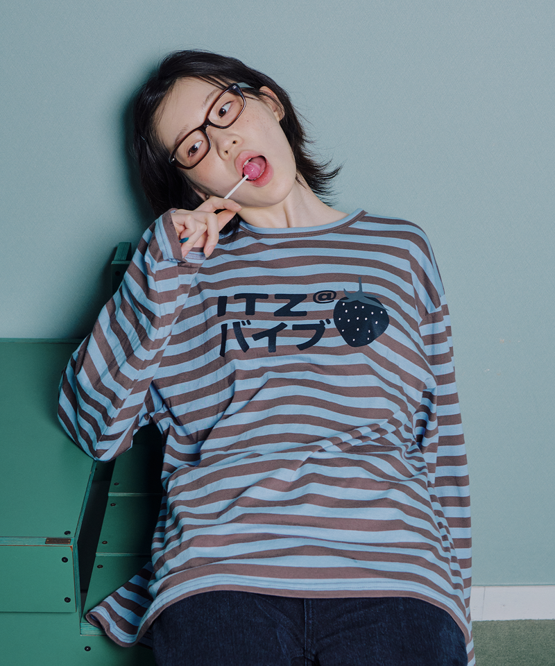 ITZAVIBE(イッザバイブ)の「STRAWBERRY LOGO LONG SLEEVE(Tops)」