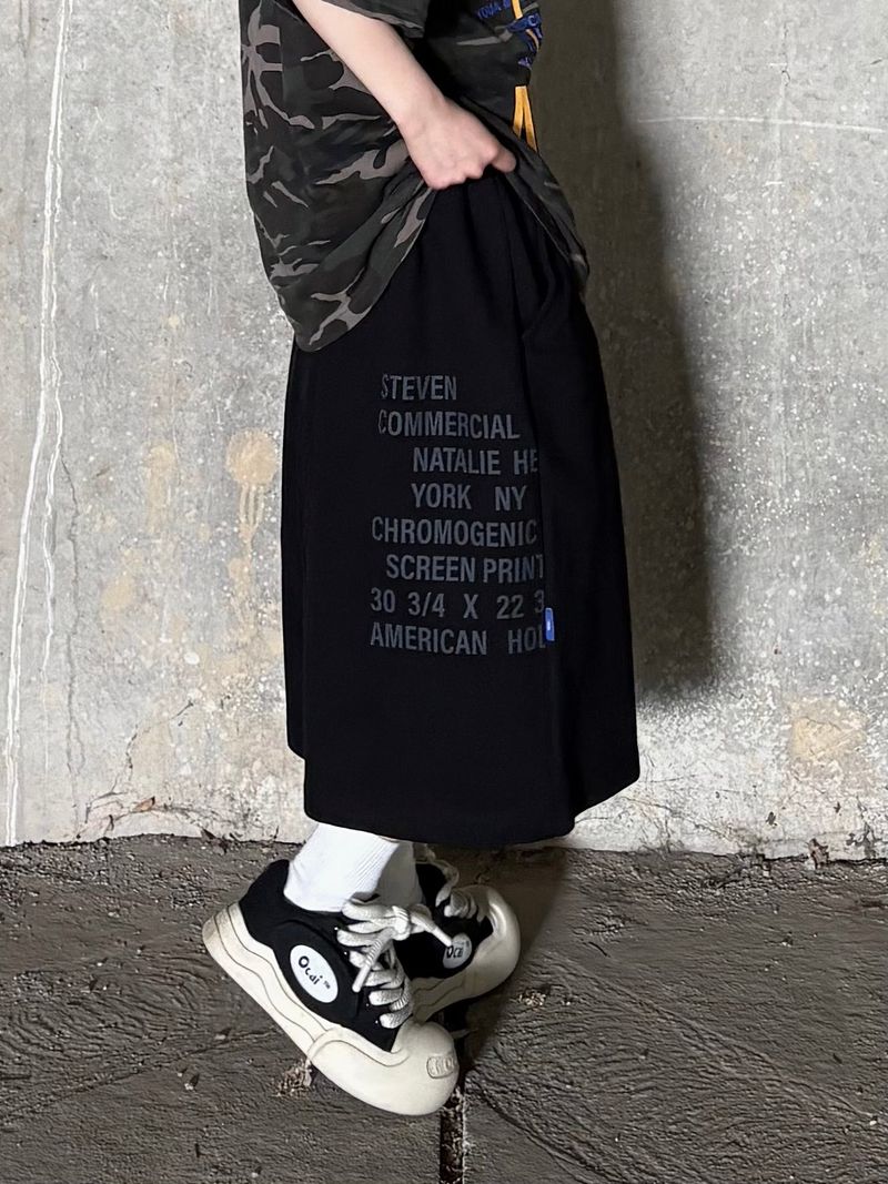 one-pocket lettering bermuda pants