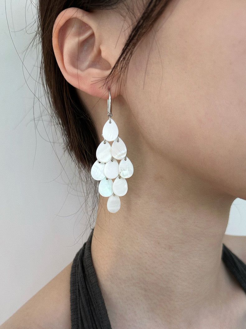 House of haus（ハウス オブ ハウス）の「White nacre drop earrings（Accessories）」