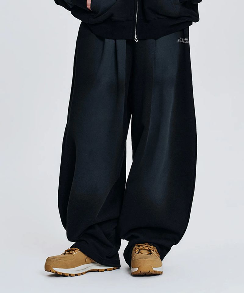 mahagrid（マハグリッド）の「WASHED 10TH THIRD LOGO BALLOON SWEAT PANTS_BLACK（Pants）」