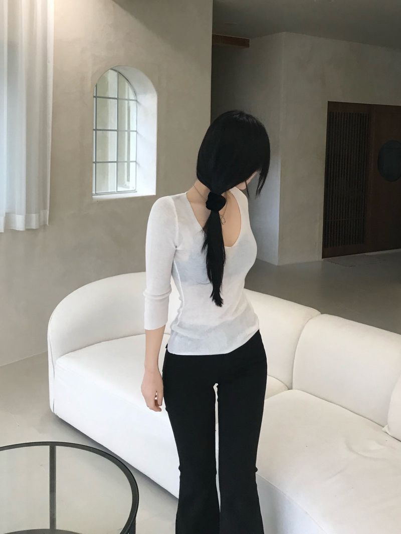 Melo Sheer V-Neck 3/4 Sleeve Knit