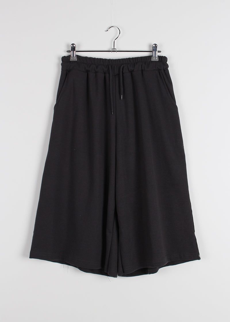EYELET LINE BERMUDA PANTS