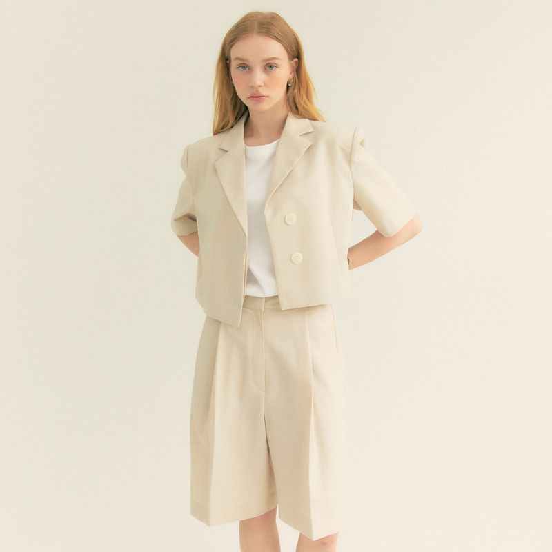 Two-Button One Tuck Bermuda Pants (Ivory)