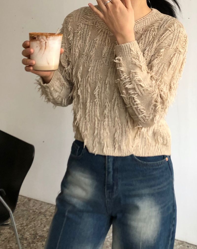 Freewheeling tassel round knit