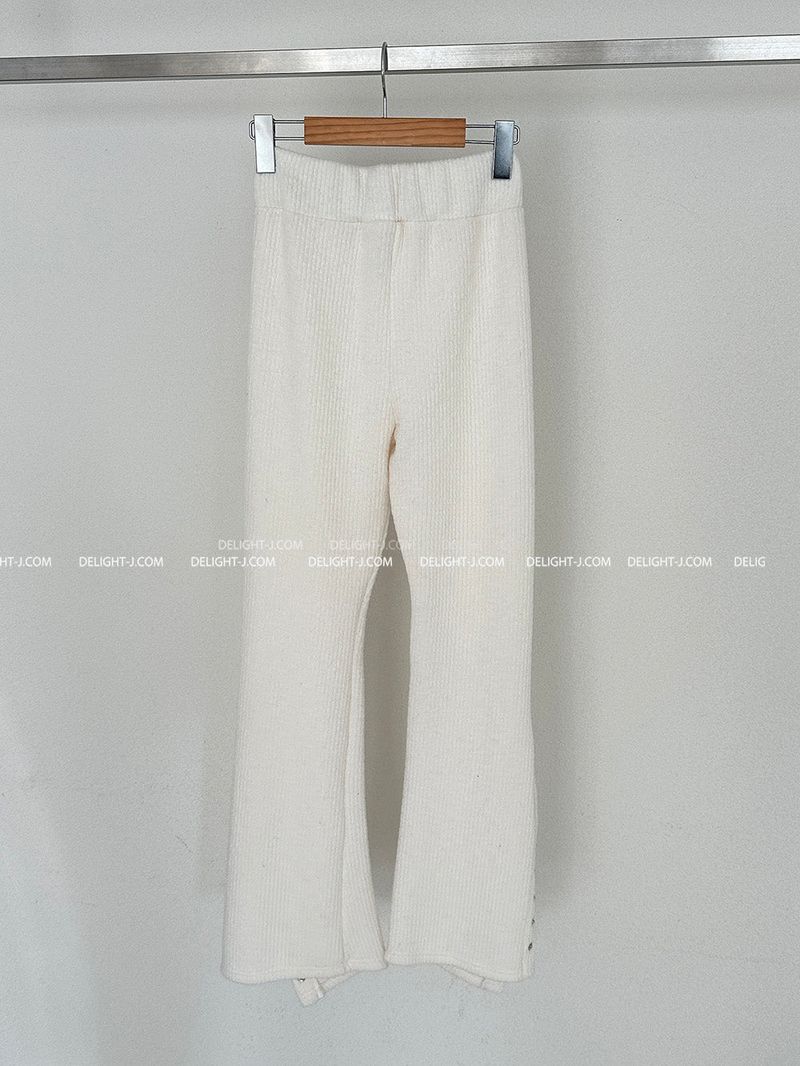 And open napping bootcut pants