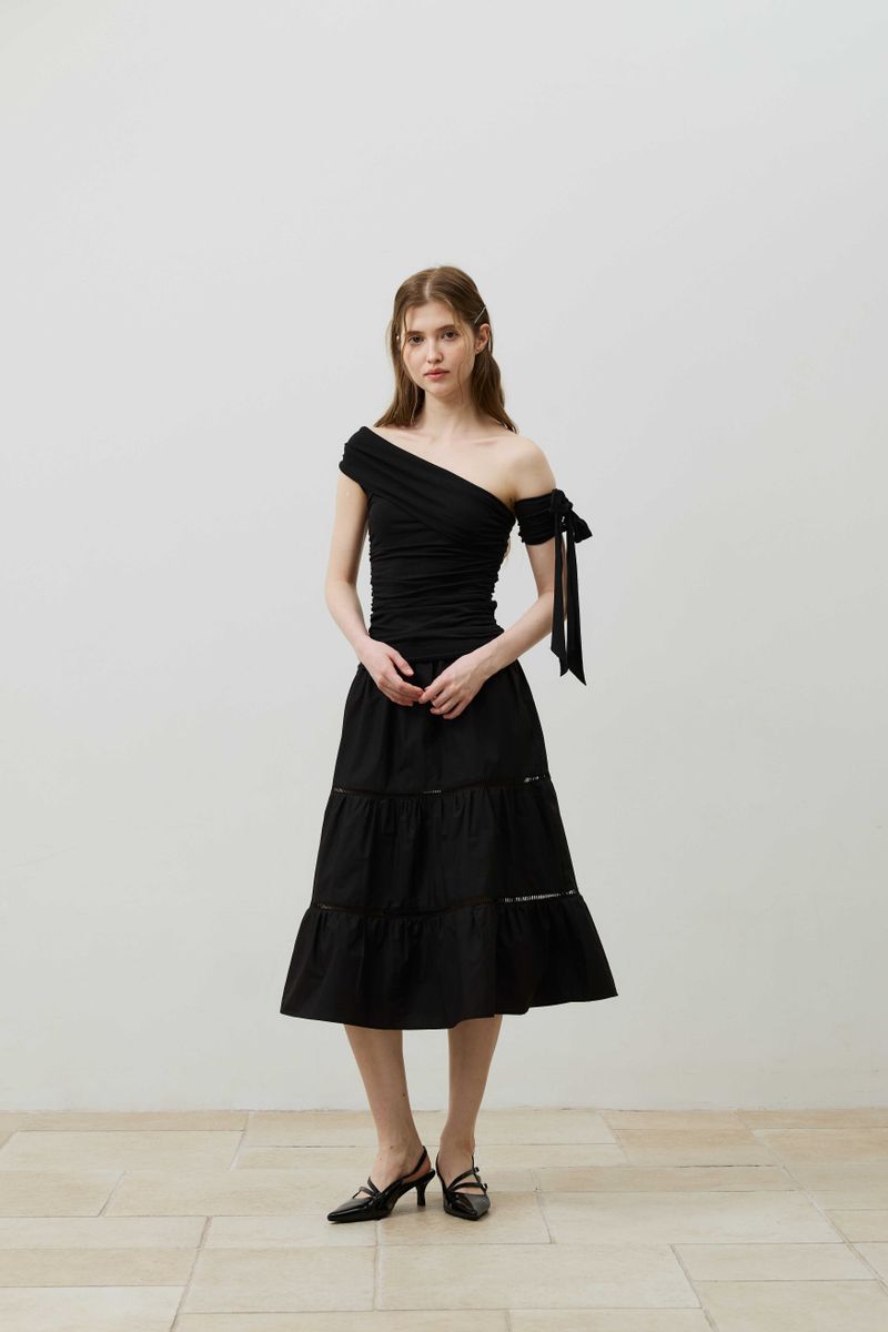 RIA ONE-SHOULDER SHIRRING TOP / BLACK