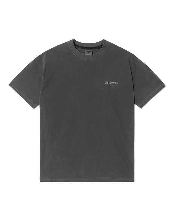 QT8 GARMENTS（キューティーエイトガーメント）の「OCピグメントシンプルロゴTシャツ (Charcoal)（トップス）」