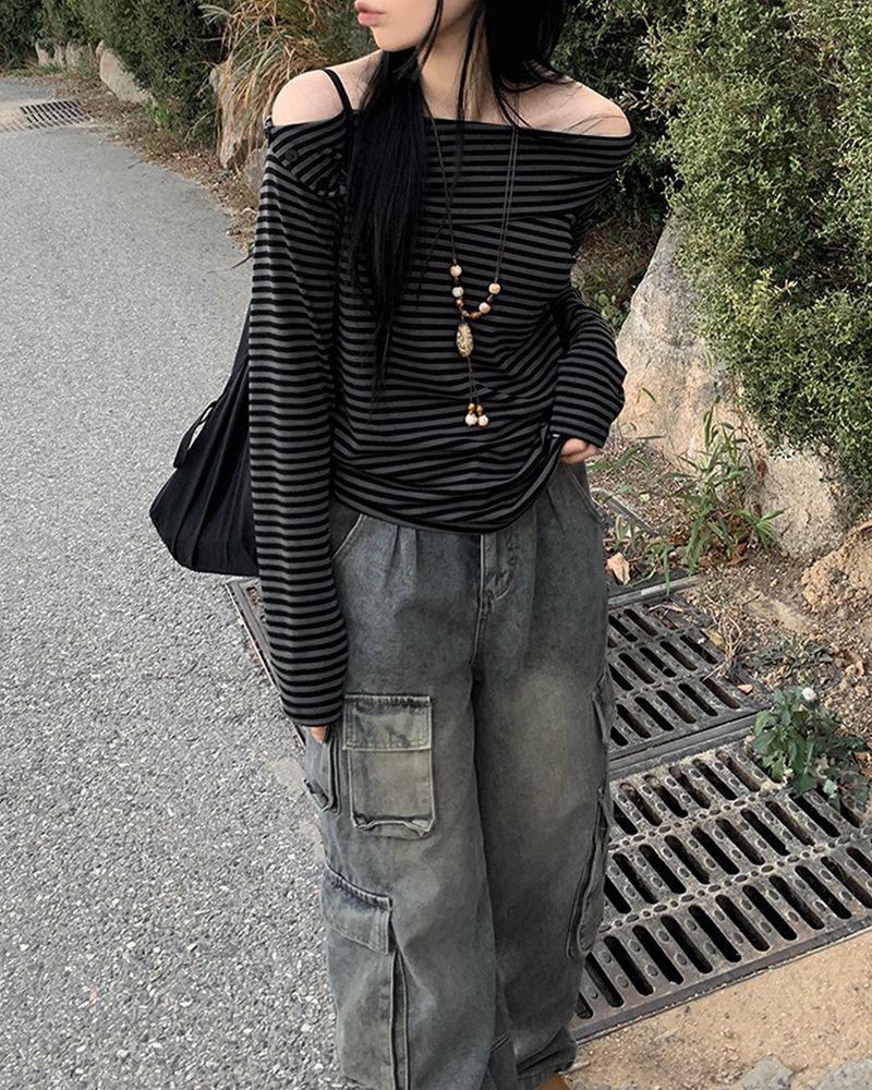 unbutty（アンバティ）の「オフショルダー ストライプ ボタン Tシャツ（トップス）」