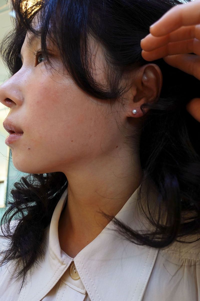 m.o.k（モク）の「Tiny flat pearl earrings (silver925)（Accessories）」