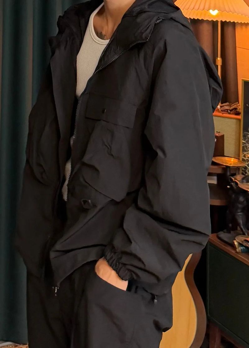 Two-Pocket Hooded Lip Jacket 3COLOR