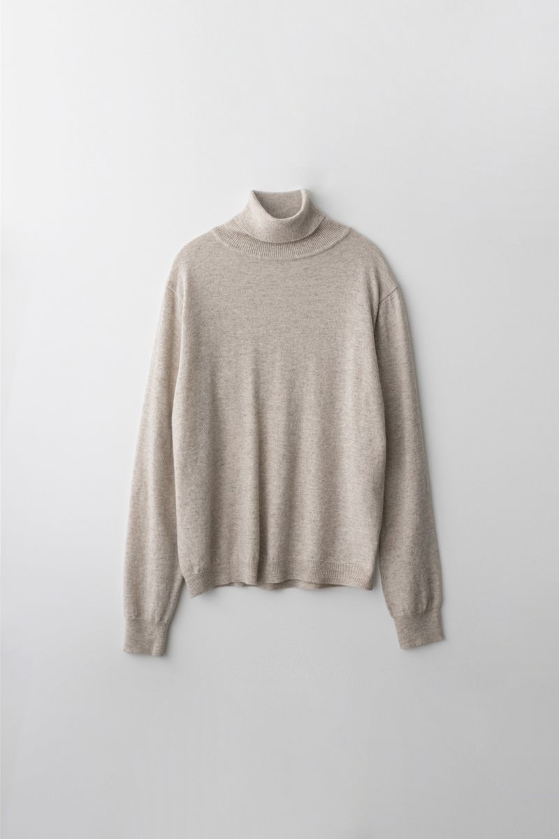 PLAT DU JOUR(プラドゥジュール)の「Cashmere turtle neck knit (Beige)(Tops)」