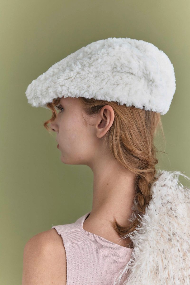 FLAT CAP IN CREAM FUR PASTRY